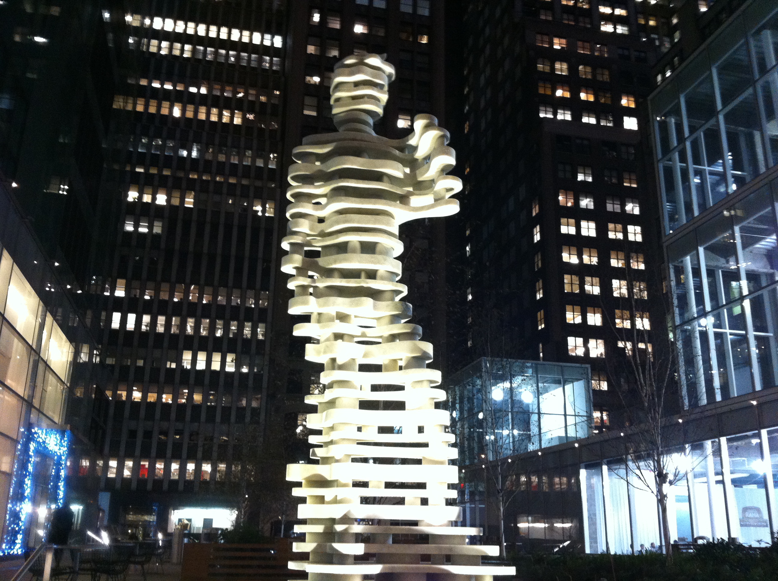 Una escultura heroica en el centro de Brooklyn, NY.
